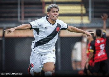 Após não receber chances na equipe principal do Vasco, o jovem lateral Paulo Ricardo solicita transferência.