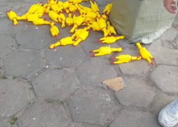 Confira imagens de novas provocações ao Corinthians em São Januário antes da partida.