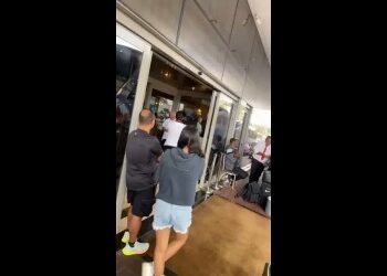 Treinador do Corinthians, Dorival Júnior tem discussão com torcedor antes do duelo com o Vasco; confira