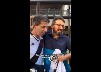 Torcedor do Vasco recebe surpresa de Mauro Galvão; veja vídeo