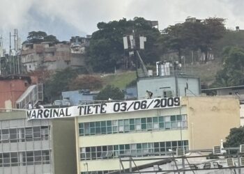 Faixa em homenagem à morte de corintiano em 2009 é exibida por vascaínos diante de São Januário