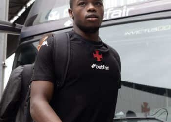 Time do Vasco já chegou a São Januário; confira as imagens da chegada