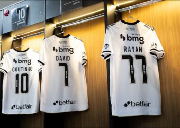 Explore imagens do vestiário do Vasco em São Januário.