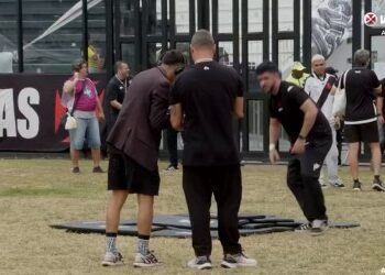 Repórter da VascoTV participou de desafio de gol de bicicleta.