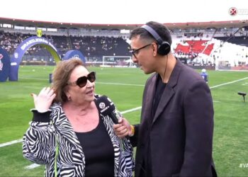 Vascaína, Dona Déa Lúcia, mãe do comediante Paulo Gustavo, visita São Januário; confira fotos e vídeo