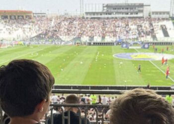 Filho do zagueiro Luan, formado na base do Vasco, é fotografado em São Januário neste domingo.