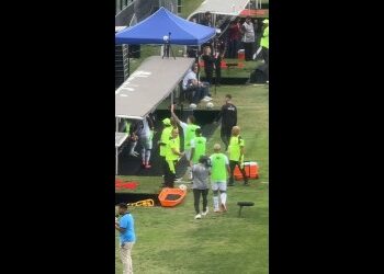 Vegetti cumprimentou os torcedores ao se dirigir ao banco de reservas; assista ao vídeo