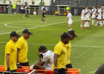 Substituído após sentir a coxa, Tchê Tchê se emocionou ao deixar o campo.
