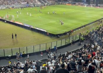 Torcedores ofenderam Pedrinho e Fernando Diniz em São Januário.