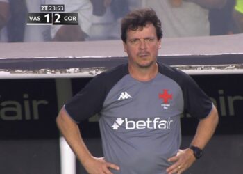 Fernando Diniz tem 198 jogos como técnico no Brasileiro: 74 vitórias, 50 empates e 74 derrotas.