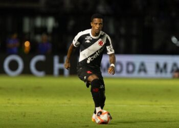 Tchê Tchê saiu de São Januário claudicando e realizará exames para avaliar a gravidade da contusão.