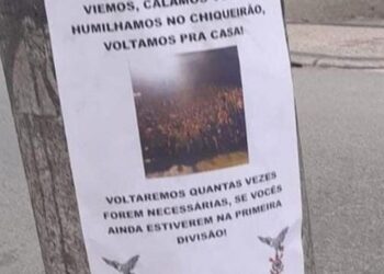 Fãs do Corinthians rebatem a provocação de vascaínos com cartaz colado em poste em São Januário após a partida.