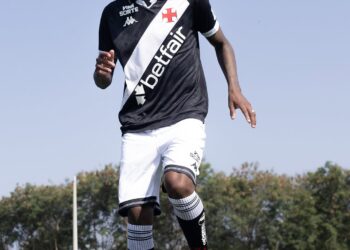 Vasco posta fotos de Robert Renan no CT Moacyr Barbosa; veja