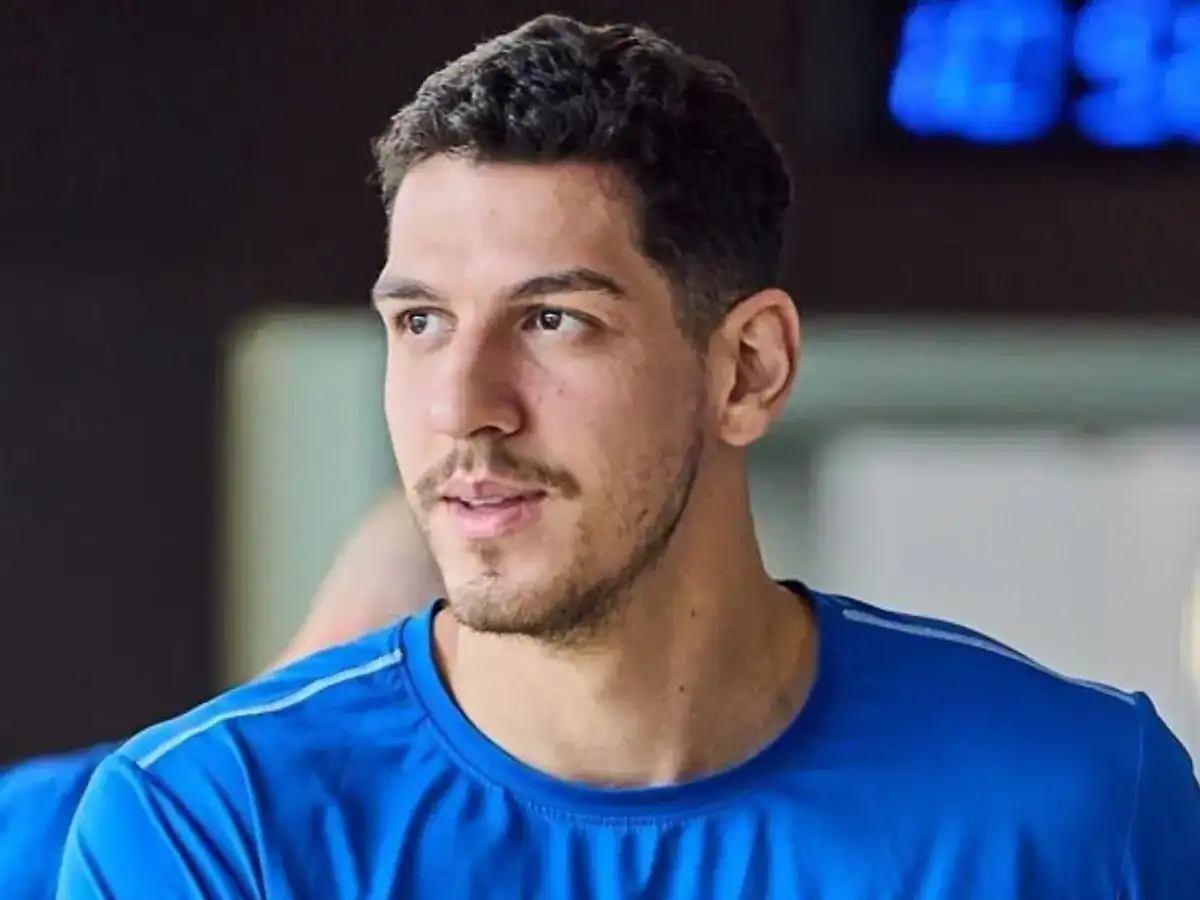 Jogador do Vasco com uniforme azul em destaque.