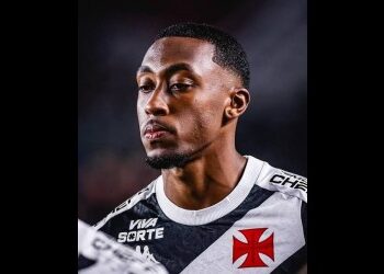 Amigas com rostos felizes sorrindo, celebrando, feliz aniversário, fundo branco, alegria, amizade, felicidade, comemoração, evento social, reunião, grupo de amigos, união.