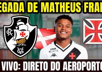 Novo jogador Matheus França com uniforme do Vasco e sorriso, com fundo de torcida e estádio.