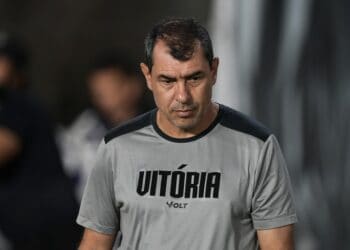 Vasco jogador em comemoração.