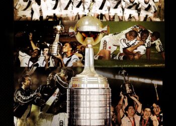 Camisa do time e jogadores comemorando vitória.