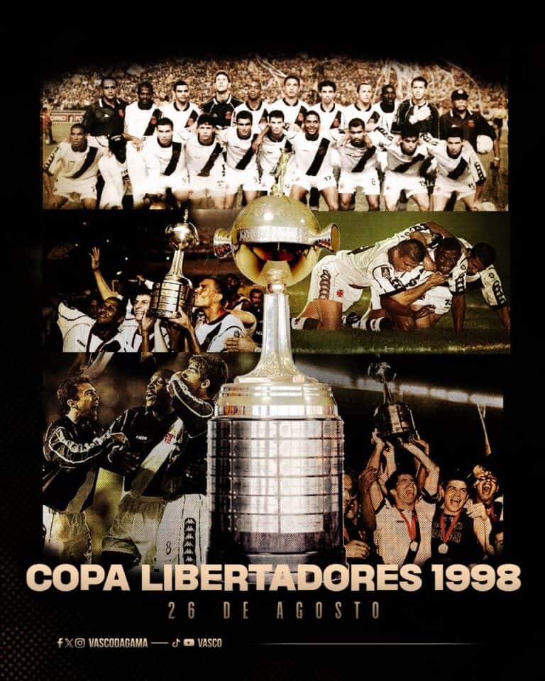 Camisa do time e jogadores comemorando vitória.