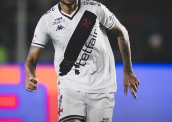 Jair em ação durante jogo no estádio do Vasco.