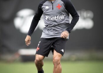 Camiseta de treino do Vasco, jogador em campo com chuteira.