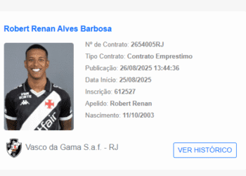Jogador Vasco da Gama sorrindo com uniforme social.
