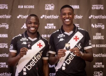 Veja mais fotos da apresentação de Andrés Gómez e Robert Renan no Vasco