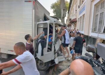 Torcedores do Vasco na fila para ingressos quando caminhão bateu em São Januário