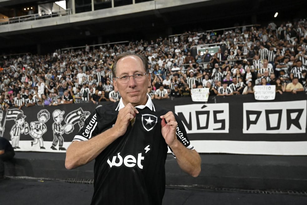 20250827-123636-1-17-textor-no-jogo-do-botafogo-com-o-corinthians-no-nilton-santos-pelo-brasileirao-2025-foto-andre-durao Textor no jogo do Botafogo com o Corinthians no Nilton Santos pelo Brasileirão 2025 — Foto: André Durão