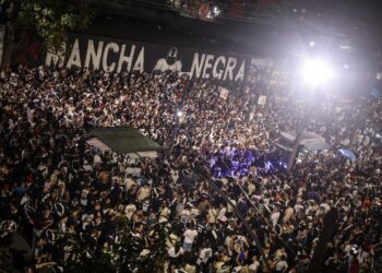 Torcedores se aglomeram em São Januário antes do clássico