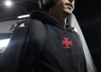 Elenco do Vasco chega a São Januário; confira fotos da chegada