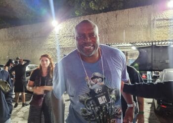 Ator Lester Speight assiste a Vasco x Botafogo em São Januário