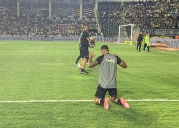 De volta ao Vasco, Paulo Henrique ajoelha no gramado de São Januário