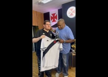 Casimiro entrega camisa do Vasco a Lester Speight antes do clássico