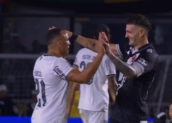 Vegetti abraça jogadores do Botafogo após clássico; confira fotos