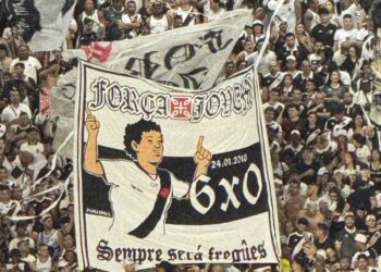 Torcida do Vasco leva bandeirão para lembrar 6 a 0 sobre o Botafogo