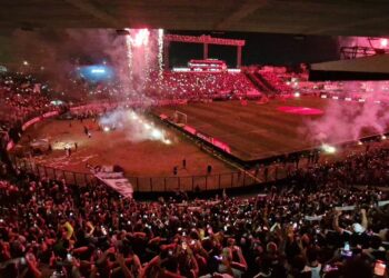 Torcida do Vasco em São Januário no jogo contra o Botafogo