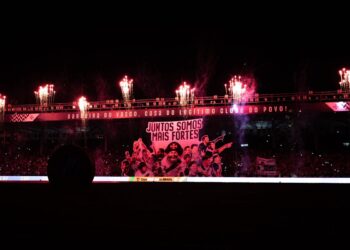 Vasco posta fotos da torcida em São Januário: união e força da torcida