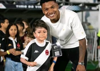 Matheus França conhece o pequeno Gui em São Januário na quarta-feira