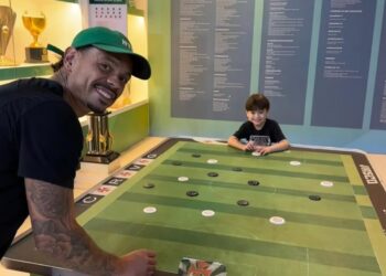 Ex-vascaíno Bernardo visita o Espaço Experiência em São Januário