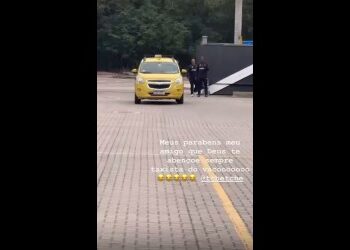 Tchê Tchê chega ao treino de táxi; assista ao vídeo