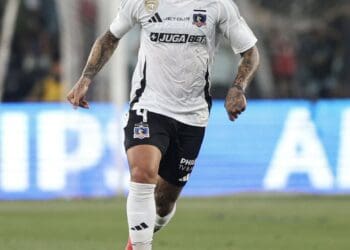 Colo-Colo rejeita proposta do Vasco por zagueiro Alan Saldivia