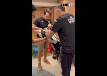 Sócios do Vasco em Recife encontram delegação em hotel; vídeo