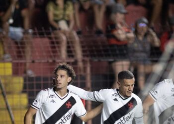 Vasco conquista 3ª vitória fora de casa no Brasileiro com Nuno Moreira marcando novamente