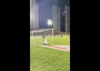 Gol de Nuno Moreira contra o Sport em ângulo diferente