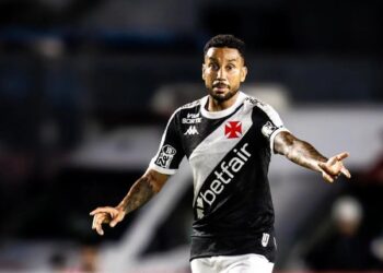 Jair sofre entorse no joelho e será reavaliado em breve