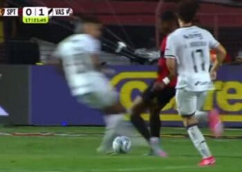 PC Oliveira discorda de pênalti contra o Vasco na vitória sobre o Sport