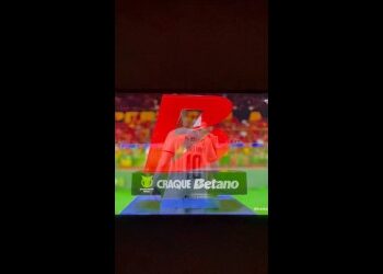 Léo Jardim sai irritado do gramado após jogo contra o Sport