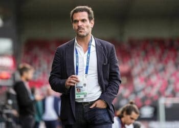 Vasco busca reforço: zagueiro pela direita é prioridade.