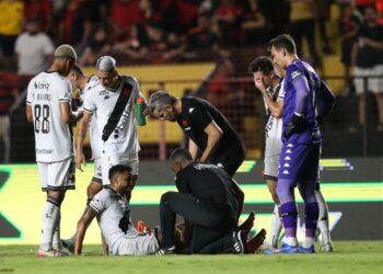 Vasco renova contrato com Jair, que teve lesão confirmada
